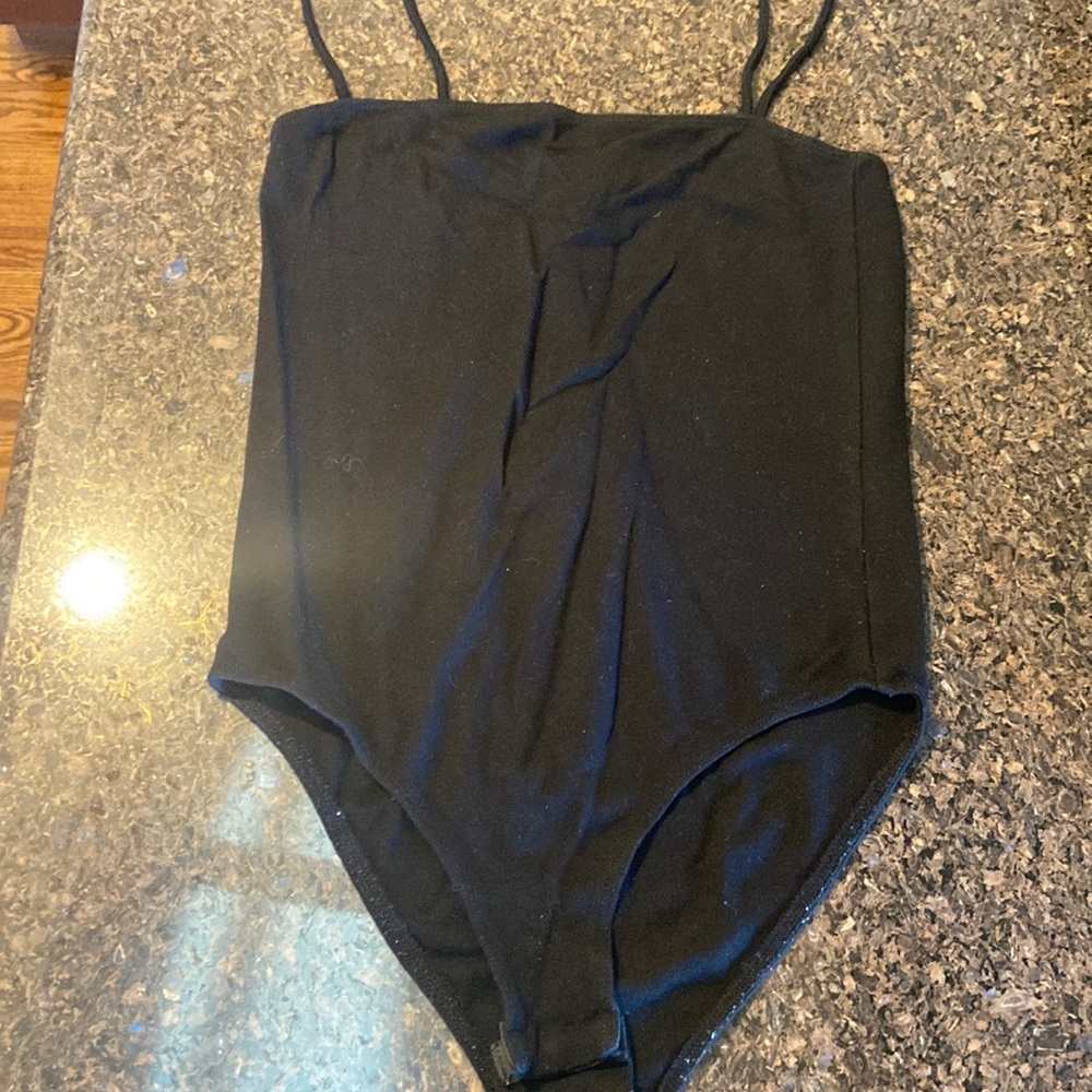 Body string top with snap closure. Excellent condition. Size 6